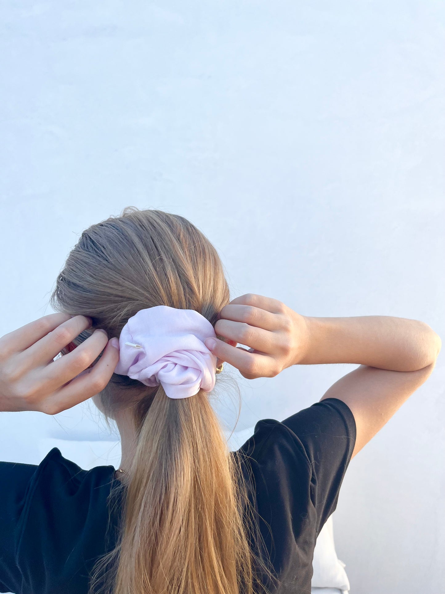 Set I The Sway I Velour sway I Orange peel silk scrunchie I Metal bristles hair brush I 6 elastics I Heatless curling ribbon I Made in USA I Curls I beach waves I Lilac